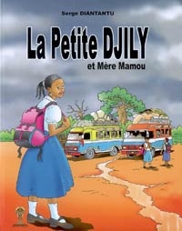 Une jeune fille habillée en écolière, sur la terre rouge sous un ciel chargé de nuages; deux mini-bus chargés en arrière-plan