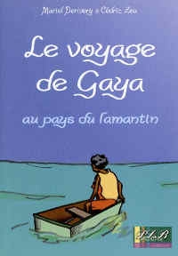 Sur une mer turquoise, une barque à l'avant de laquelle est assis un enfant vêtu d'un tee-shirt jaune et d'un short rouge.