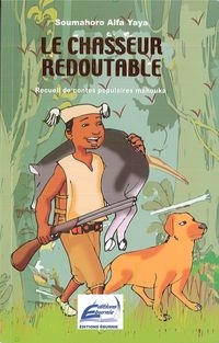 Un jeune chasseur porte un sanglier et son arme. Il a son chien avec lui. 