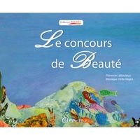 Au fond de la mer tous les poissons sont regroupés pour voir les beautés qui se 