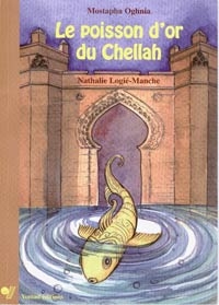 Un poisson dans une petite étendue d'eau, devant une ancienne porte d'une ville marocaine.