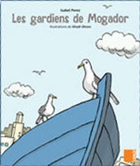 Une barque bleue vue d'en haut sur laquelle deux goélands blancs sont posés. A l’horizon, un phare. Ciel bleu limpide.