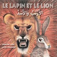 Gros plan sur un lion rugissant. Lapin à côté, regard espiègle.