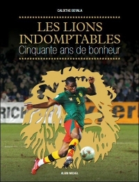un footballeur camerounais, au fond la forme d'un lion