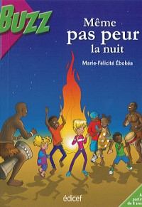 Des enfants dansent au son de djembés devant un feu, de nuit