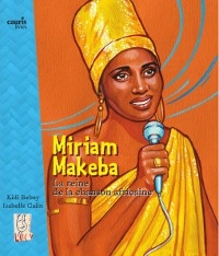 Miriam Makeba dans un robe jaune, en chantant