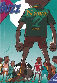 Footballeur de dos, balle au pied, avec Nawa inscrit sur son maillot