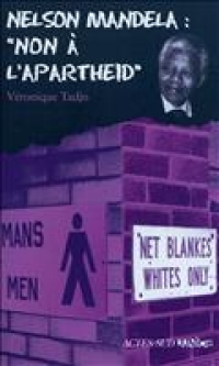 un bâtiment en violet, avec des panneaux d'interdiction aux Noirs, sur un fond noir avec un photo de Mandela