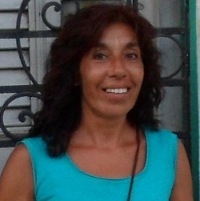 portrait photo de Claudia Martinez, habillé en couleur turquoise