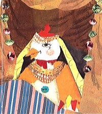 Une poule portant un habit traditionnel, parée de bijoux.