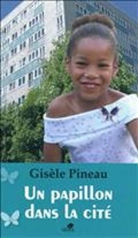 une petite fille créole avec une broche en forme de papillon, devant un immeuble de cité