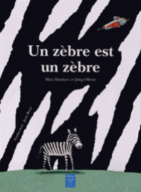 Un zèbre debout sur l'herbe verte. Fond rayures blanches et noires.