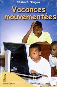 Photo d'un garçon face à un écran d'ordinateur; deux autres garçons derrière regardent aussi l'écran