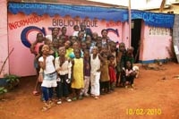 Des enfants posent devant le Centre de lecture et d’animation culturelle.