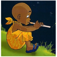 petit garçon assis sur l'herbe jouant de la flûte