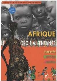 Image en deux bandes horizontales : en haut, une photo en gros plan et en noir et blanc d’un groupe d’enfants ; en bas, sur fond orange, une illustration représentant des enfants qui jouent. Au premier plan, une statue africaine. 