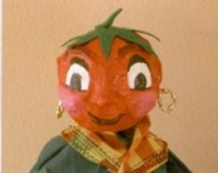 Une marionnette en tête de tomate.