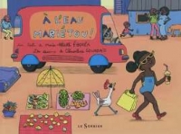 Au premier plan, une fillette en maillot de bain et lunettes de soleil, suivie d’une poule, traverse une rue très fréquentée où a lieu un petit marché ambulant. Le titre du livre est marqué sur une fourgonnette en arrière-plan. 