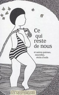 Une petite fille marche dans l'eau, en maillot de bain, en traînant une corde.
