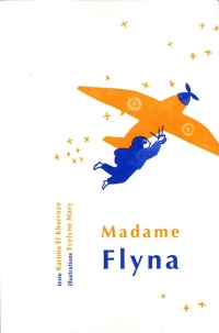 Une fillette tout en bleu vole, accrochée à l'aile d'un avion orange.