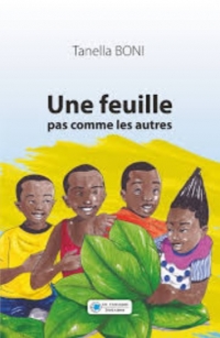 Des enfants devant une feuille d'Atieke