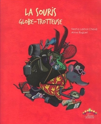 Couverture de : La souris globe-trotteuse Une souris portant un sac à dos plein à craquer, sur fond rouge