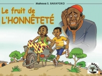 Deux enfants et un adulte inquiet derrière eux