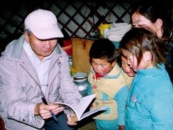 Jamba Dashdondog raconte une histoire aux enfants, en Mongolie Jamba Dashdondog raconte une histoire aux enfants, en Mongolie