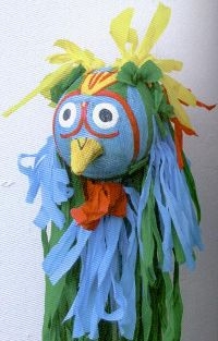 Une marionnette représentant un oiseau bleu.