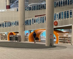 Hall d’entrée de la bibliothèque publique de Punggol à Singapour : borne de prêt automatique dédiée aux personnes en fauteuil roulant. cop. Emilie Bettega